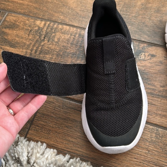 Under Armour Boys Velcro Pull On Sneaker Shoes size 3.5Y Black - Picture 6 of 6
